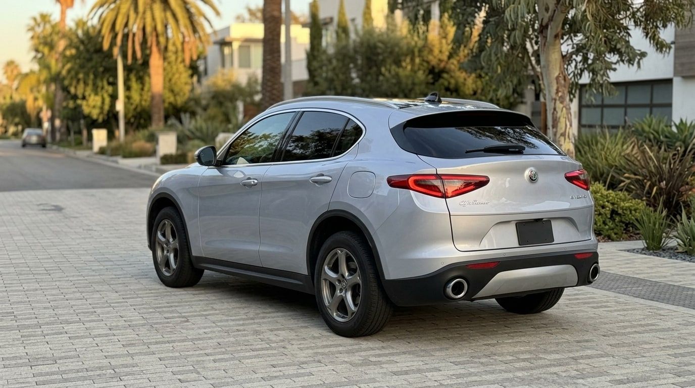 Silver Alfa Romeo Stelvio, photo 2 of 3