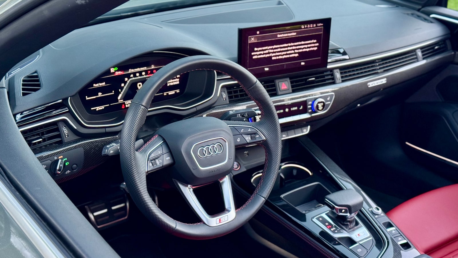 Steering wheel and dashboard of the Audi S5 Cabriolet