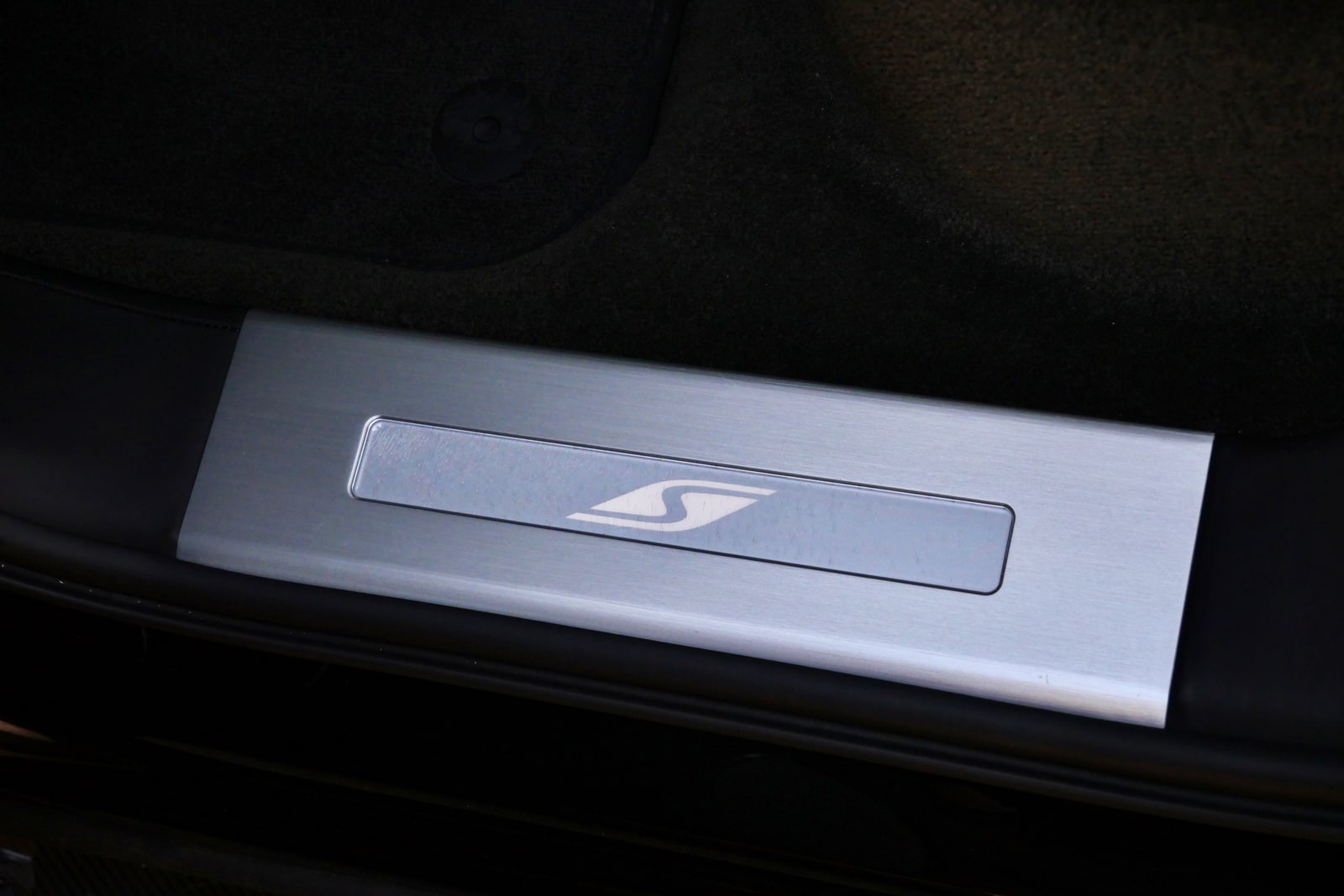 Illuminated S tread plate in the door sill of the Bentley Bentayga