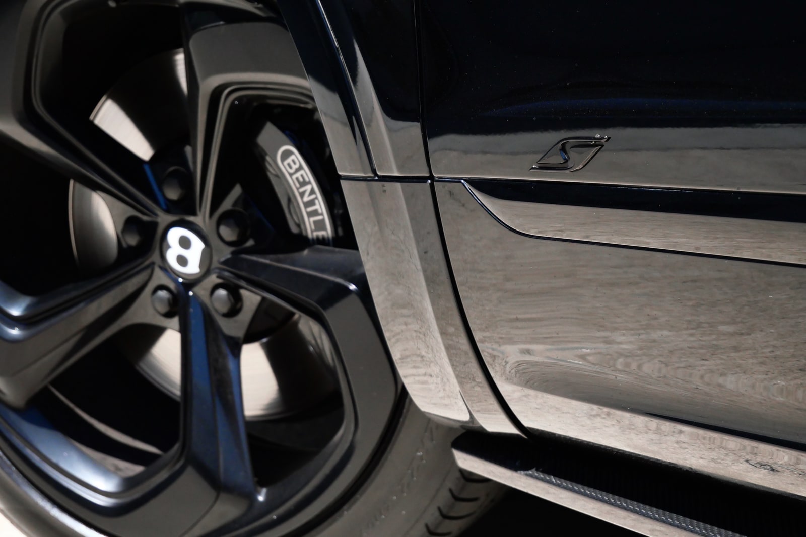 Wheel of the Bentley Bentayga with the winged B centre cap and a BENTLEY brake caliper