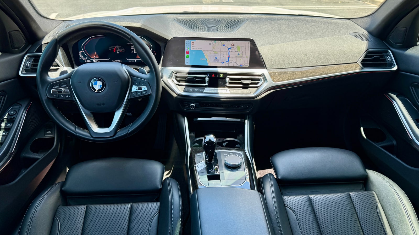 Dashboard and steering wheel of the BMW 3 Series