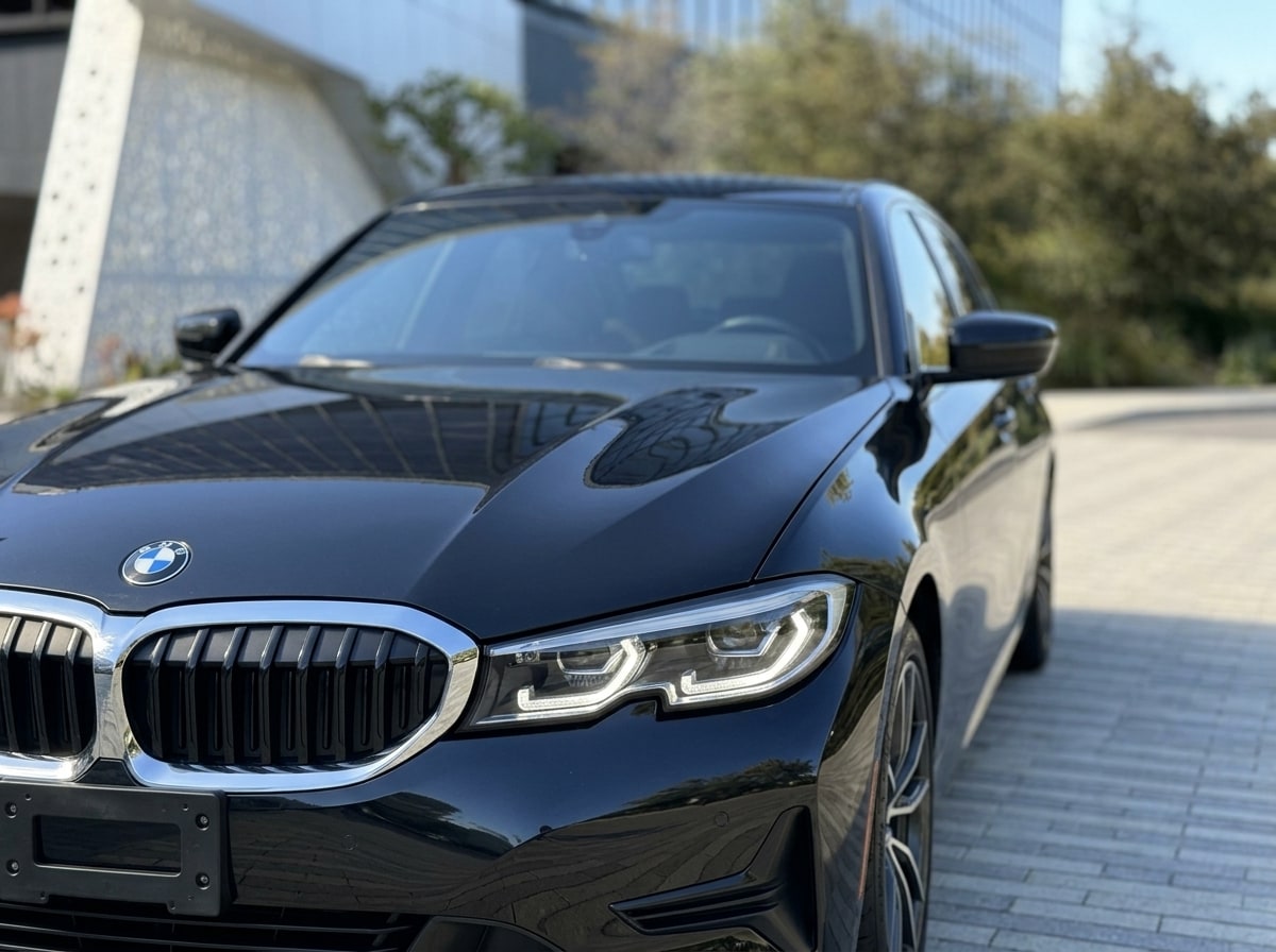 Kidney grille and headlamp of the black BMW 3 Series