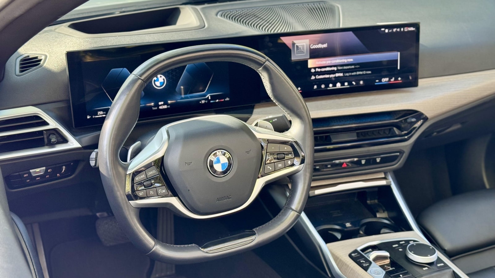 Dashboard and curved display of the BMW 430i