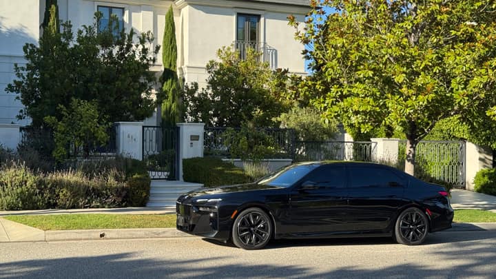 Black BMW 7 rental in Los Angeles — photo 3