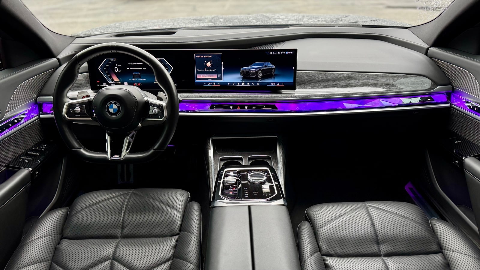 Dashboard and quilted leather of the BMW 7 Series