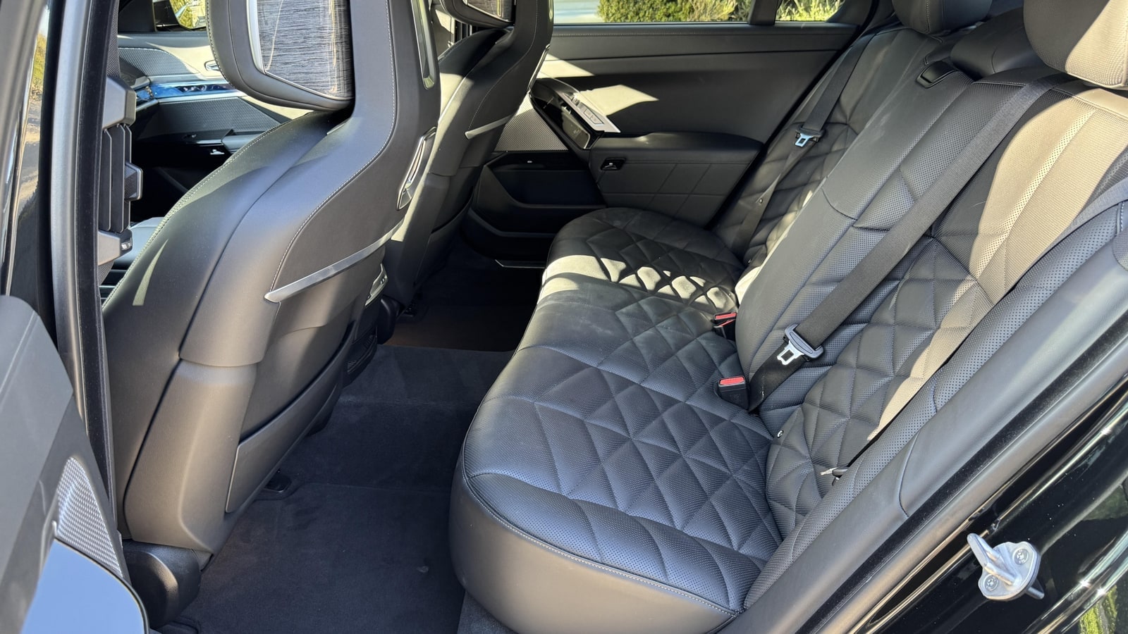 Rear seats of the BMW 7 Series in quilted leather