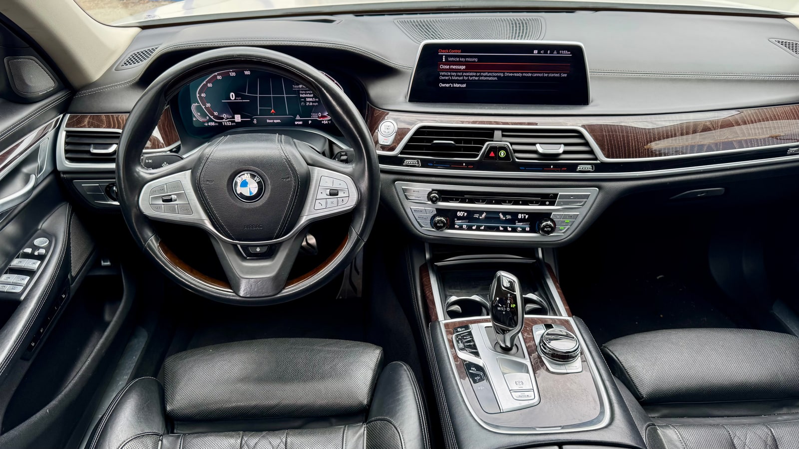 Dashboard and steering wheel of the BMW 7 Series