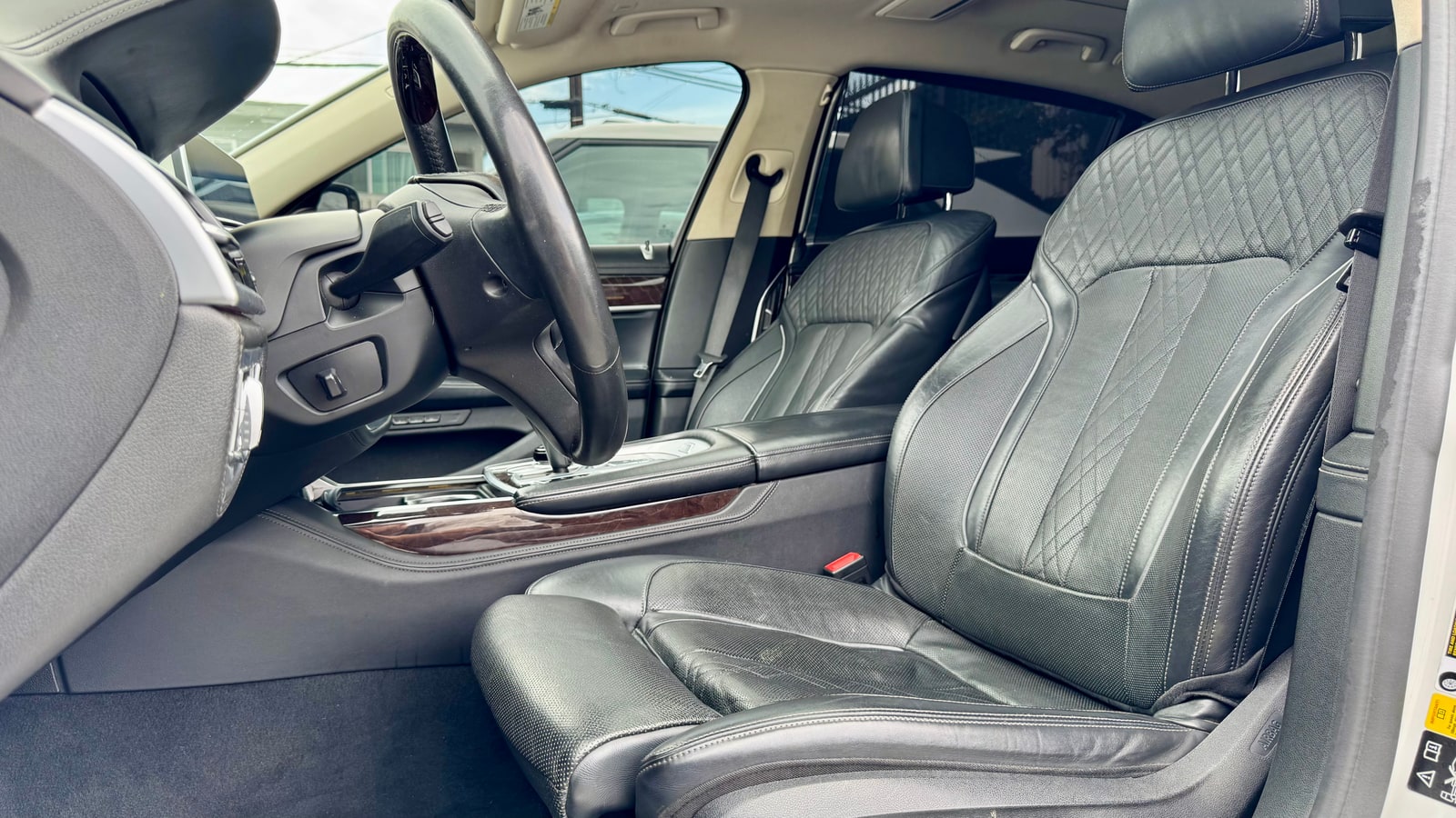 Quilted leather front seats of the BMW 7 Series