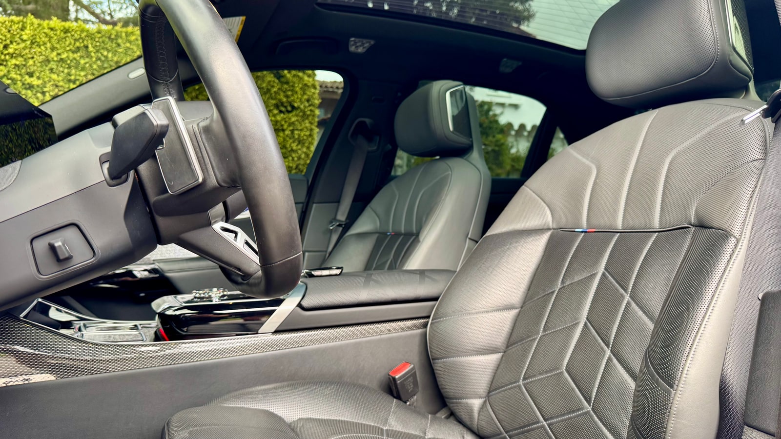 Quilted black leather front seat of the BMW 760i