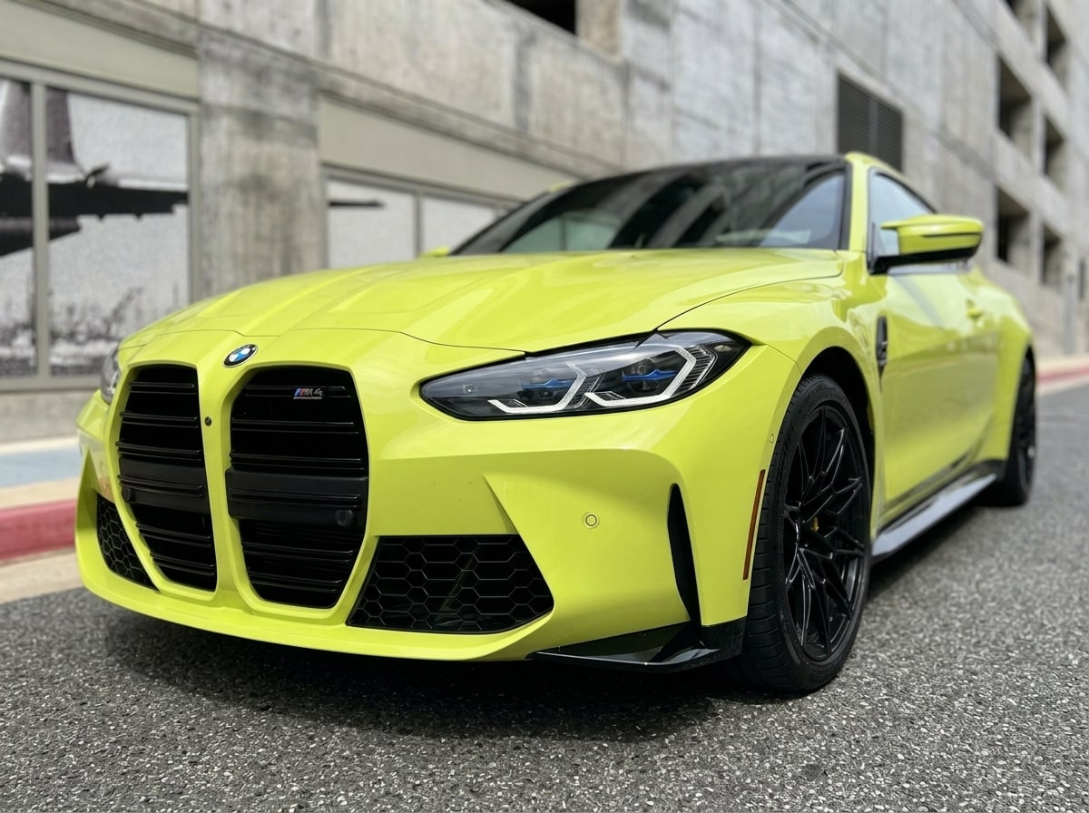 Vertical kidney grille and headlamp of the yellow BMW M4