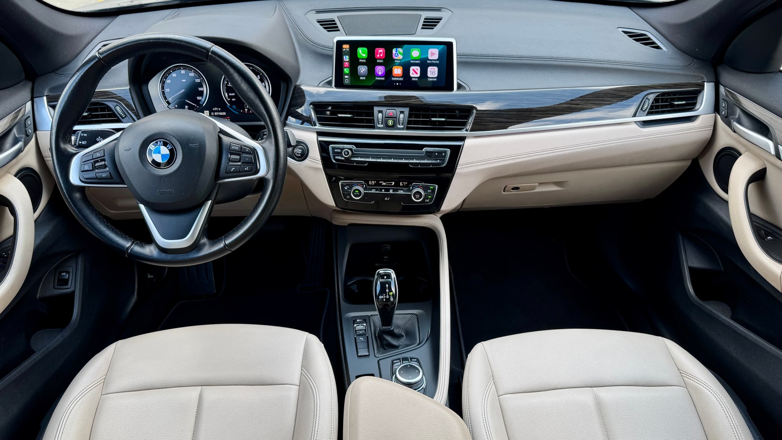 Dashboard and steering wheel of the BMW X1
