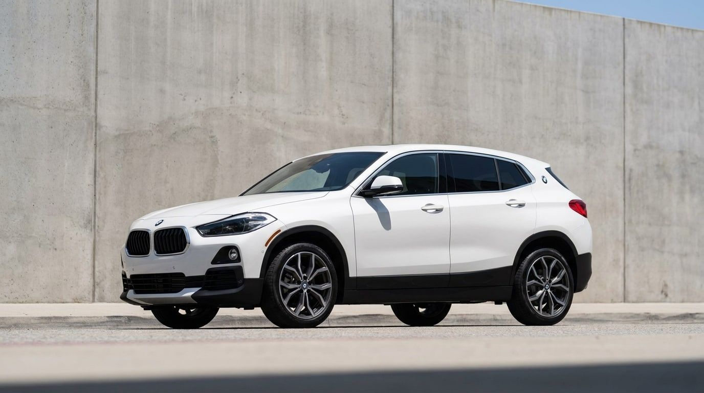 White BMW X2, photo 1 of 3