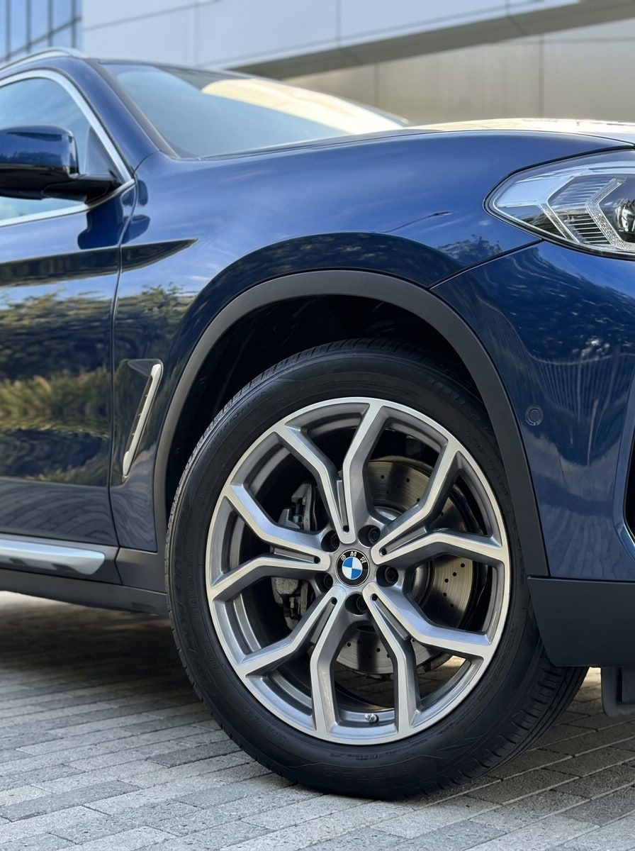 Front wheel and flank of the blue BMW X3