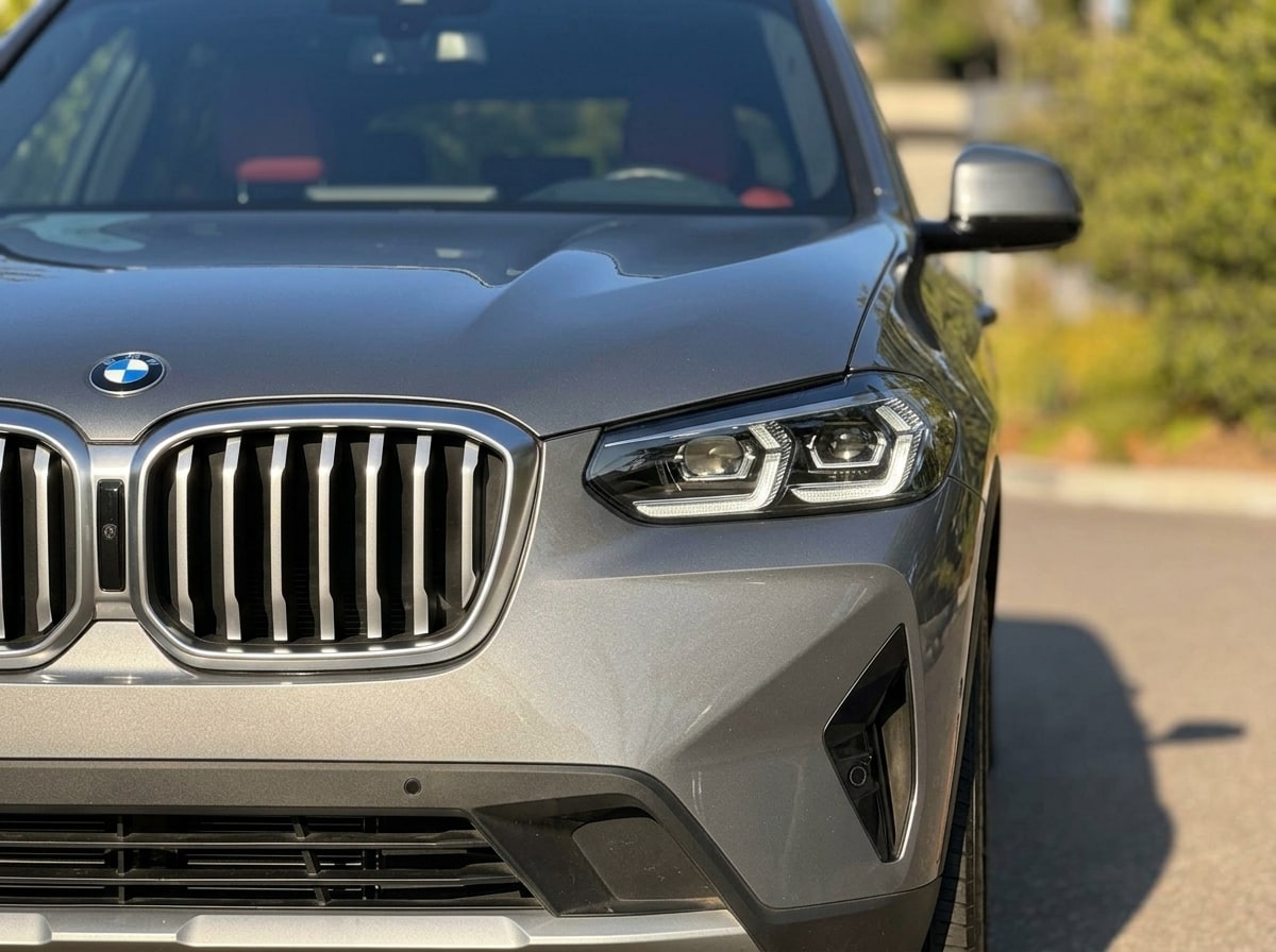 Kidney grille and headlamp of the grey BMW X3