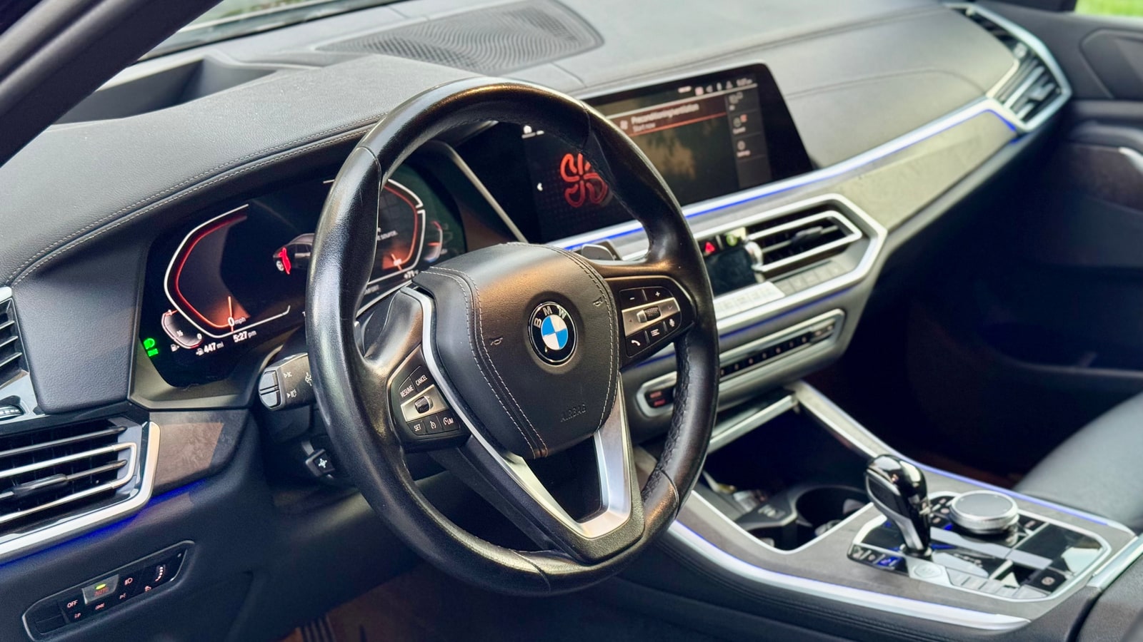 Curved display and steering wheel of the BMW X5