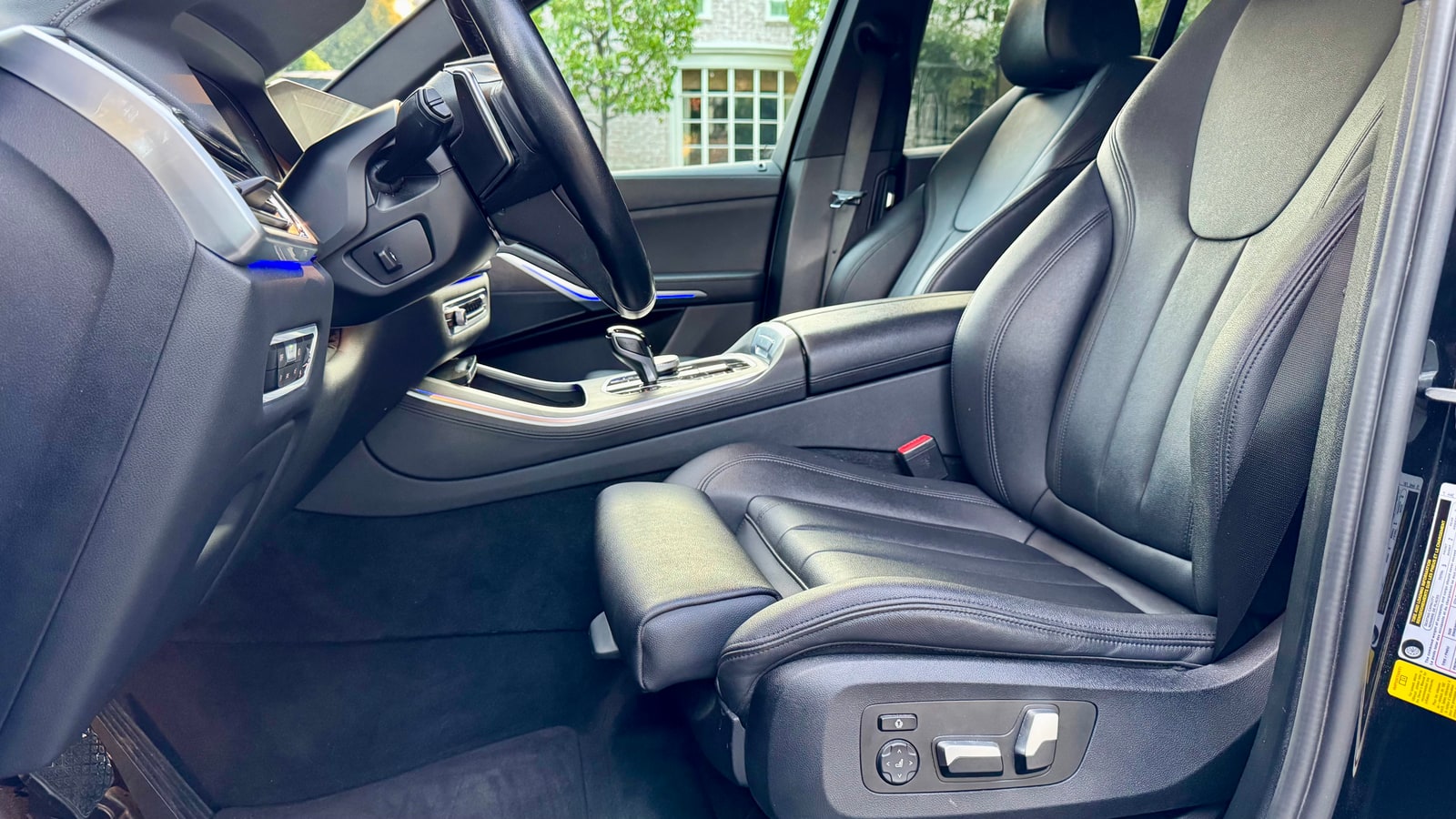 Front seats of the BMW X5 in black leather