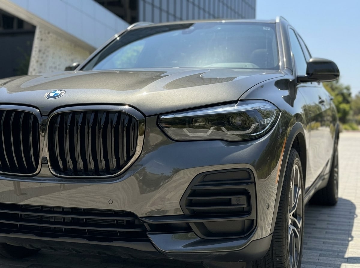 Kidney grille and headlamp of the grey BMW X5