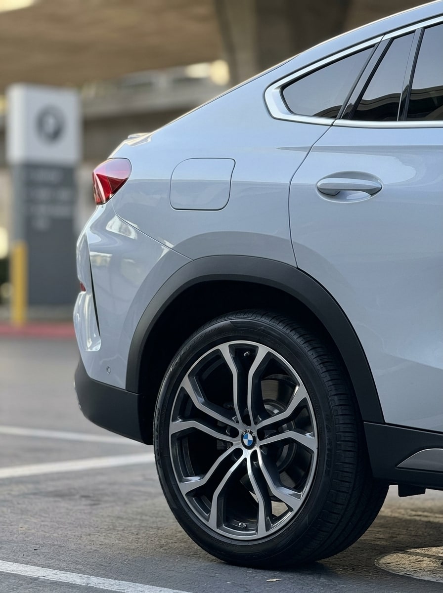 Rear wheel and fastback flank of the silver BMW X6