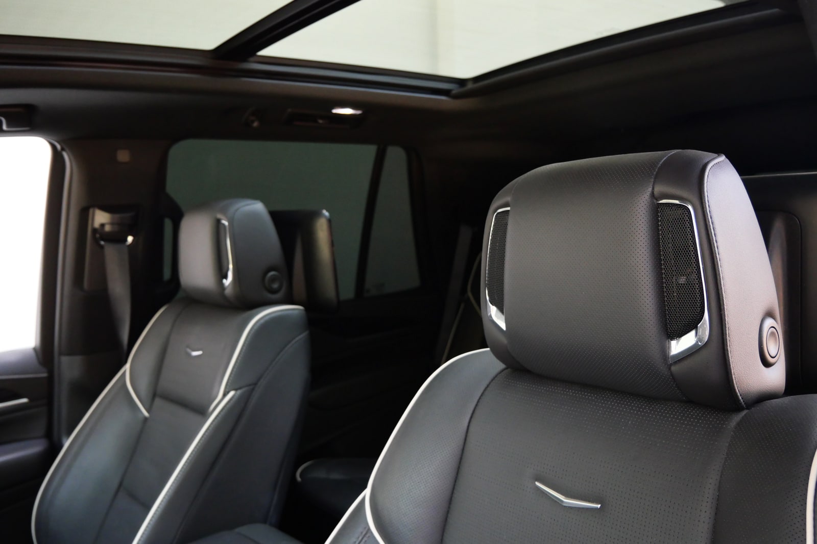 Second-row captain's chair of the Cadillac Escalade in black leather