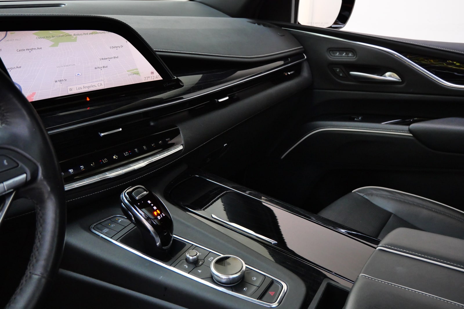 Centre console and gear controls of the Cadillac Escalade