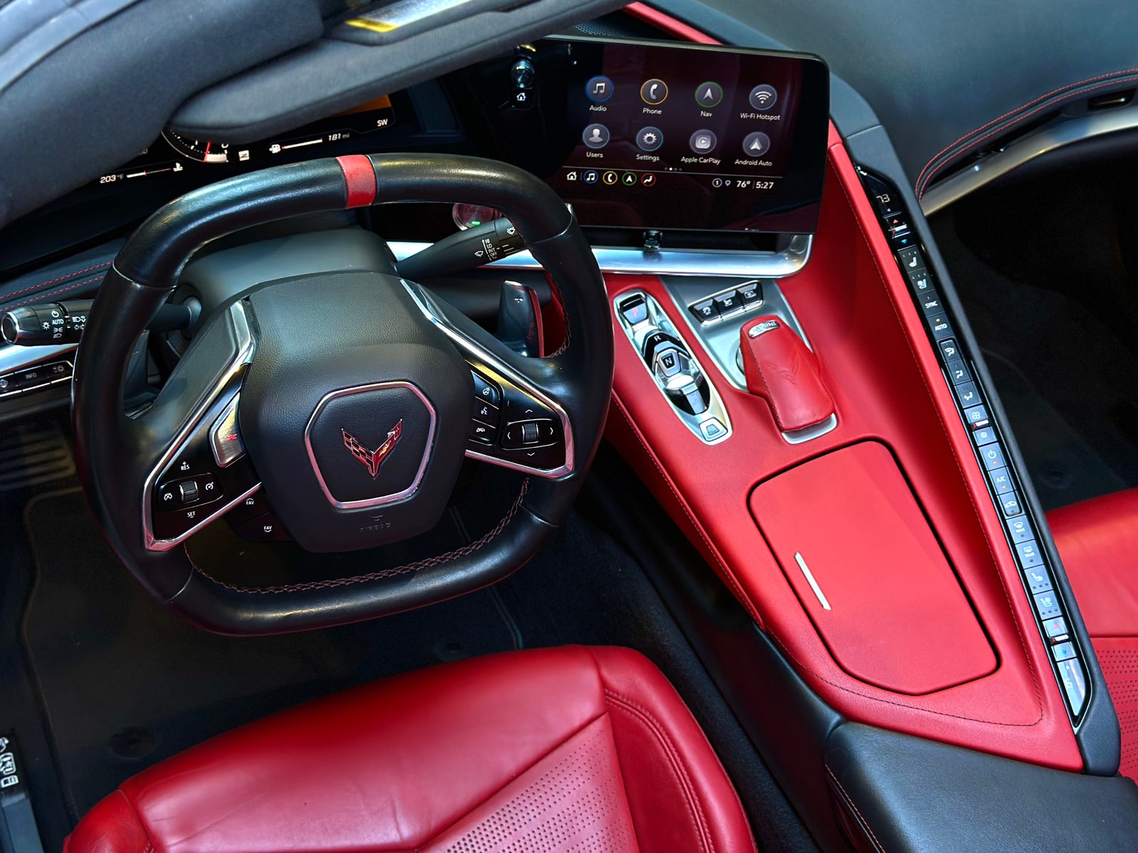Squared steering wheel and red centre console of the Corvette Convertible