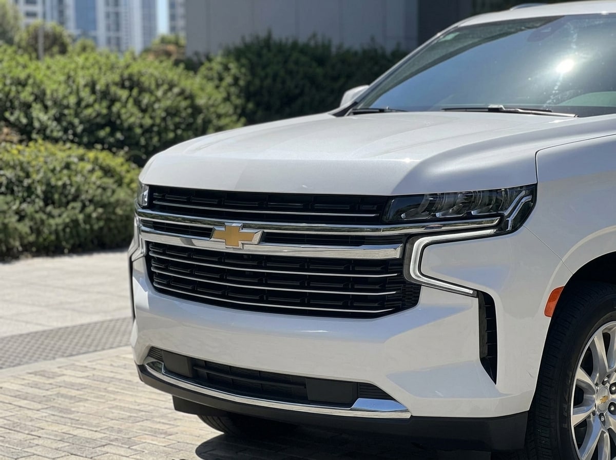 Chrome grille bar and bowtie badge of the white Chevrolet Suburban