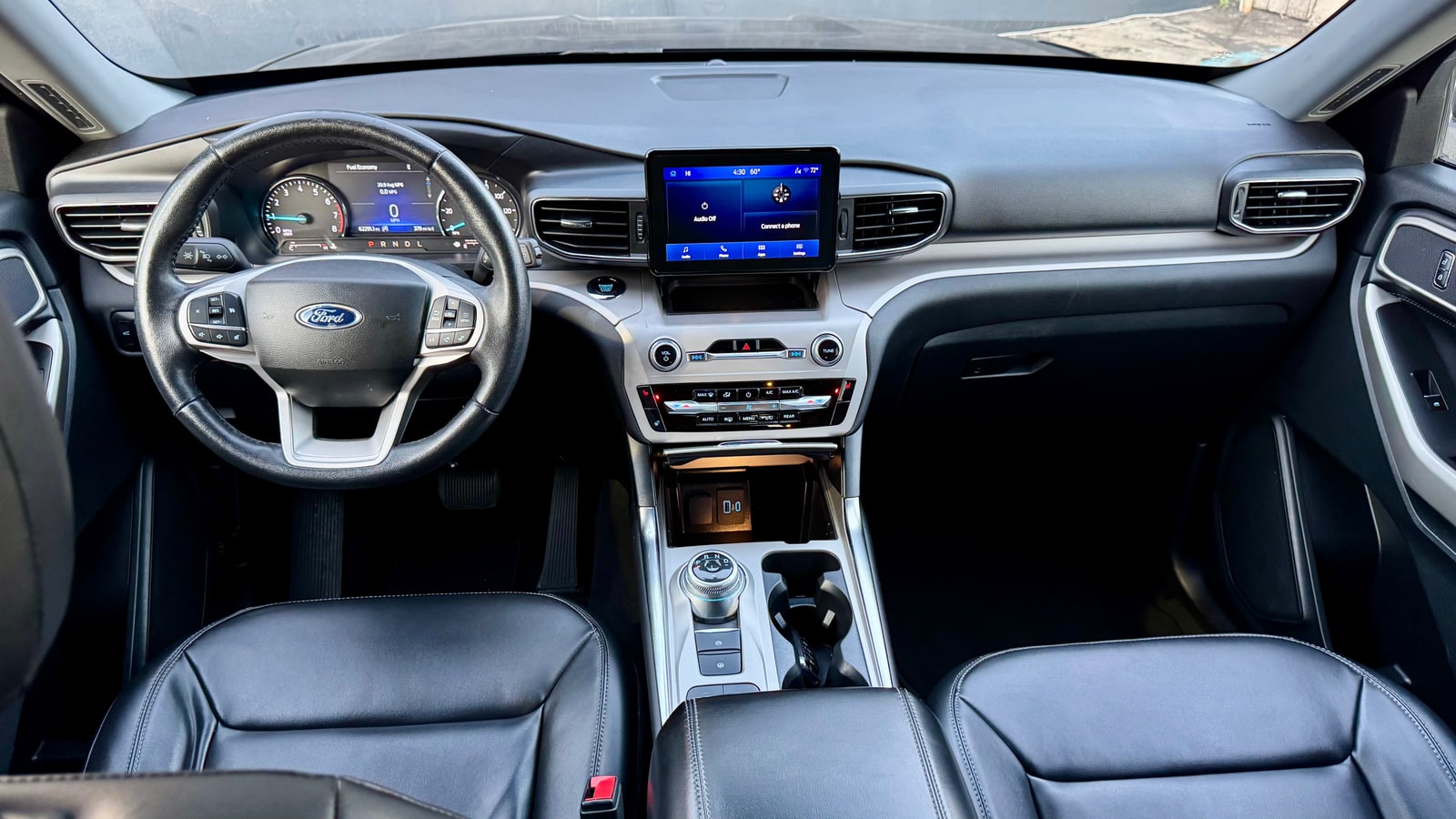 Dashboard and centre screen of the Ford Explorer