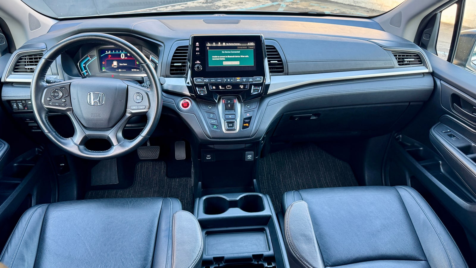 Dashboard and centre console of the Honda Odyssey