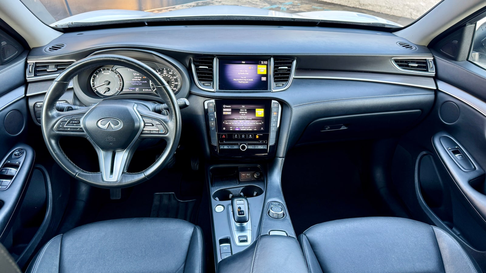 Dashboard and centre console of the Infiniti QX50
