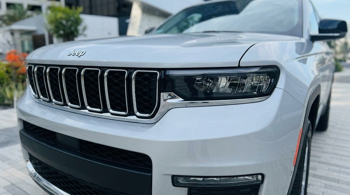 Silver Jeep Grand Cherokee L, photo 3 of 3