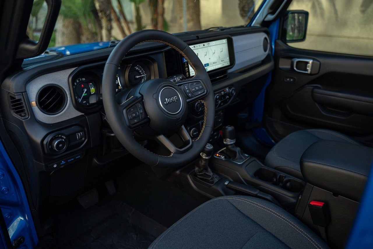 Dashboard and steering wheel of the Jeep Wrangler