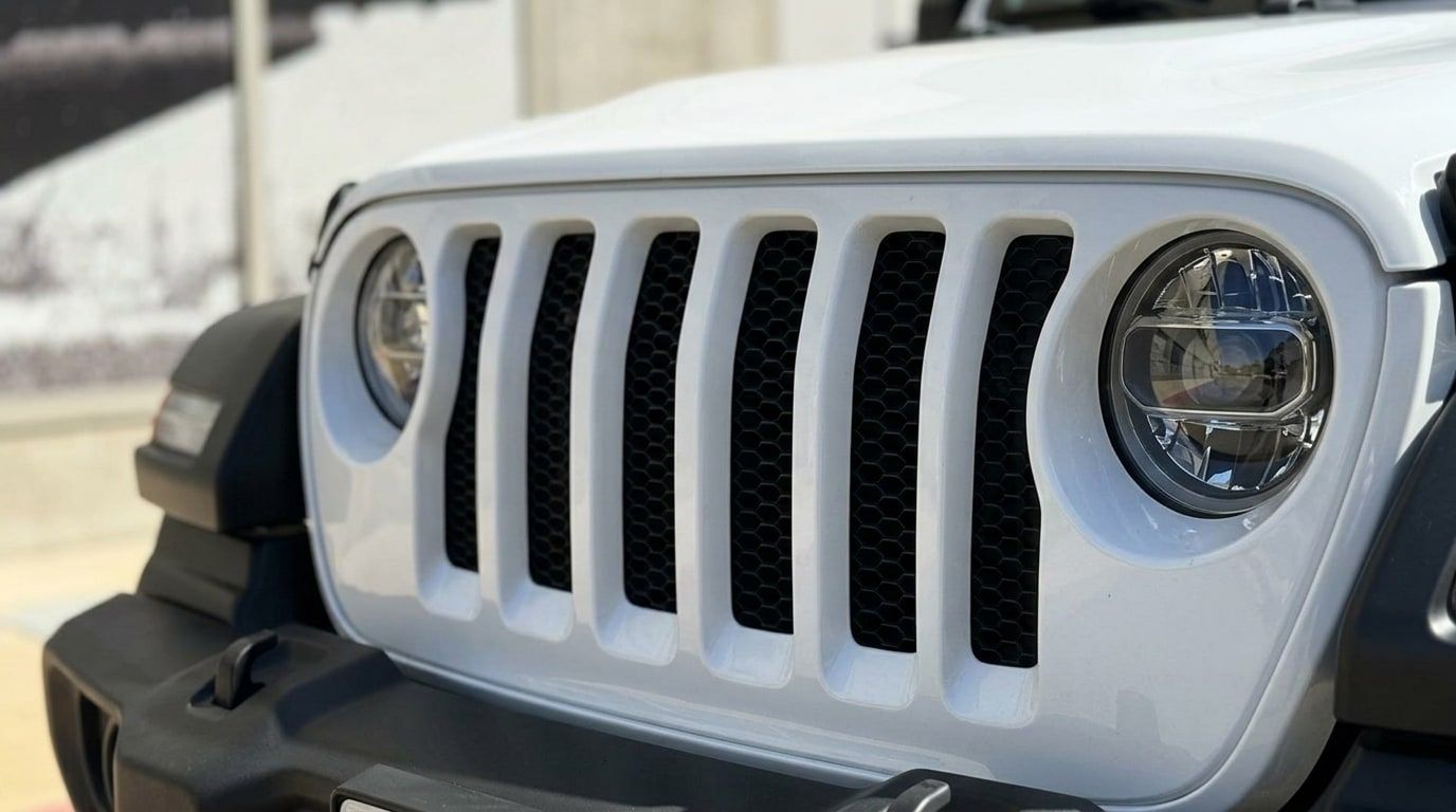 White Jeep Wrangler, photo 3 of 3