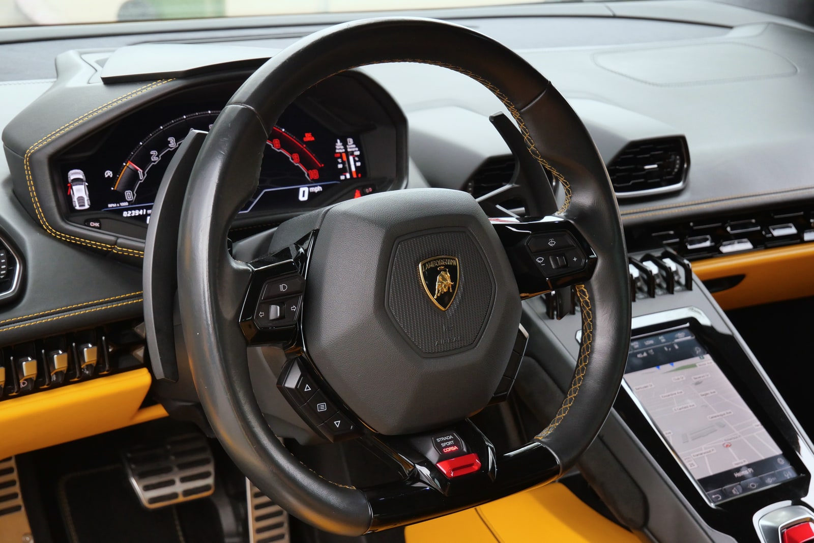 Steering wheel and digital instrument display of the Lamborghini Huracán Evo
