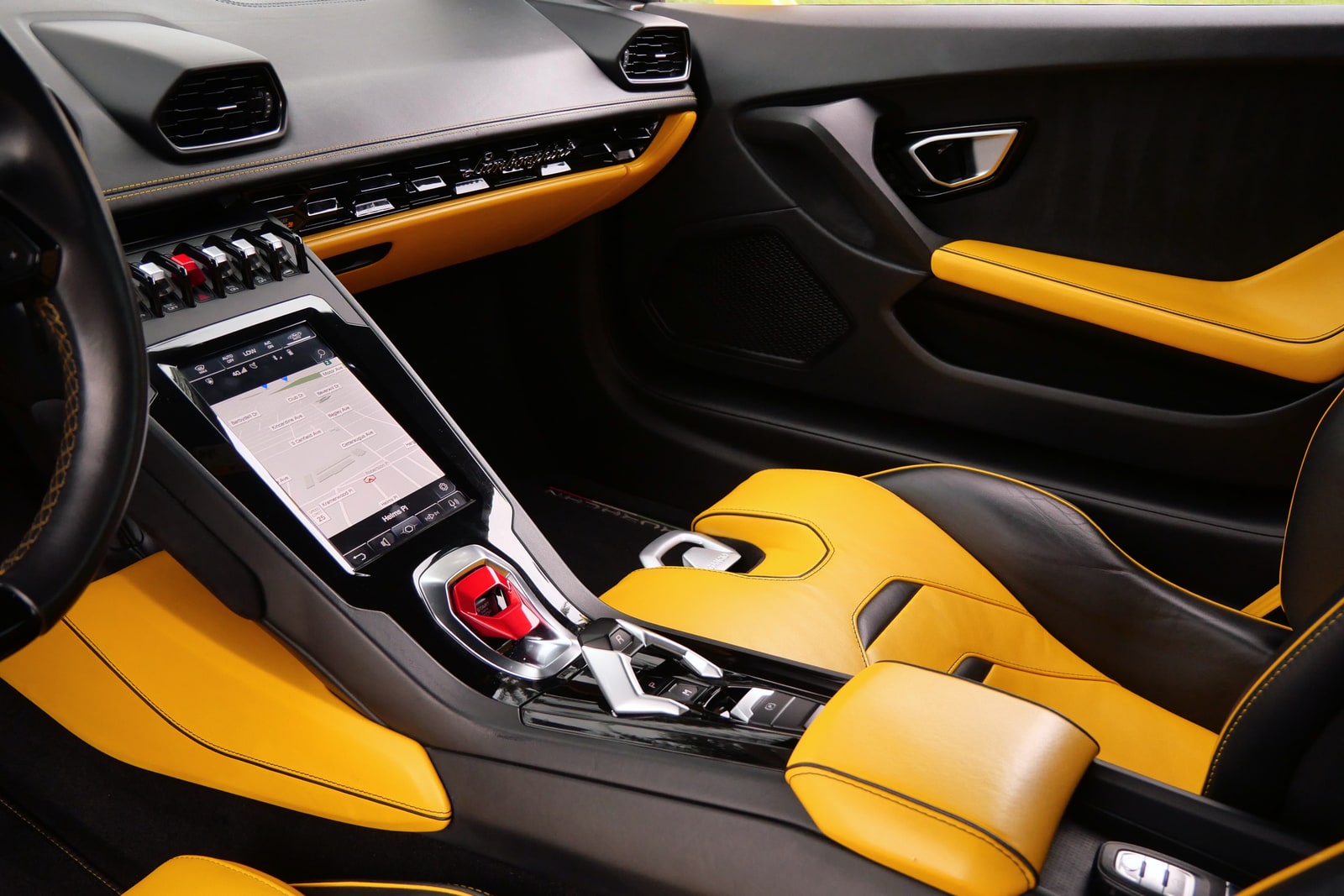 Centre console of the Huracán Evo with the red flip cover over the start button