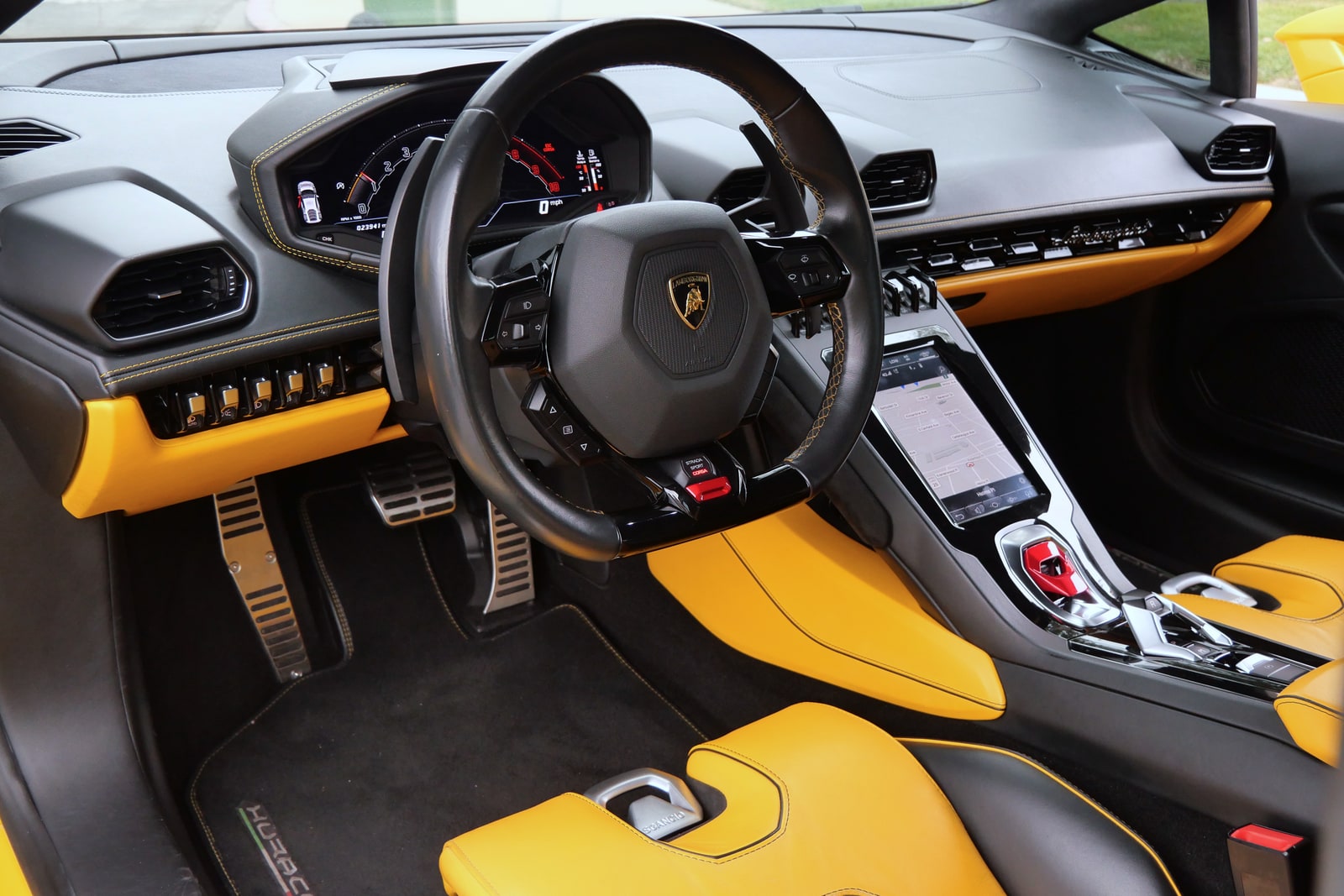 Cabin of the yellow Lamborghini Huracán Evo in yellow and black leather
