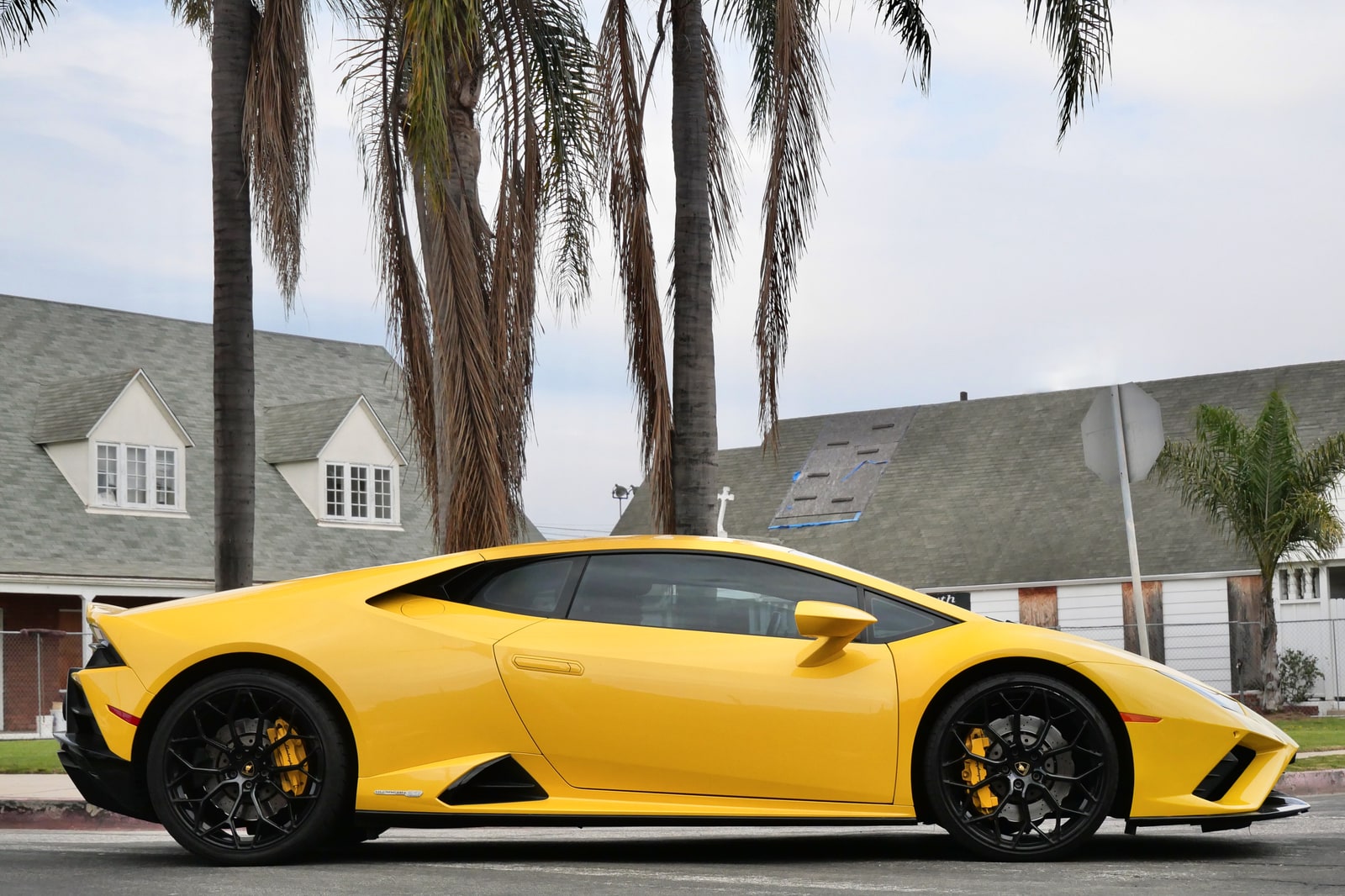 Yellow Lamborghini Huracán Evo coupé, side profile, in Los Angeles