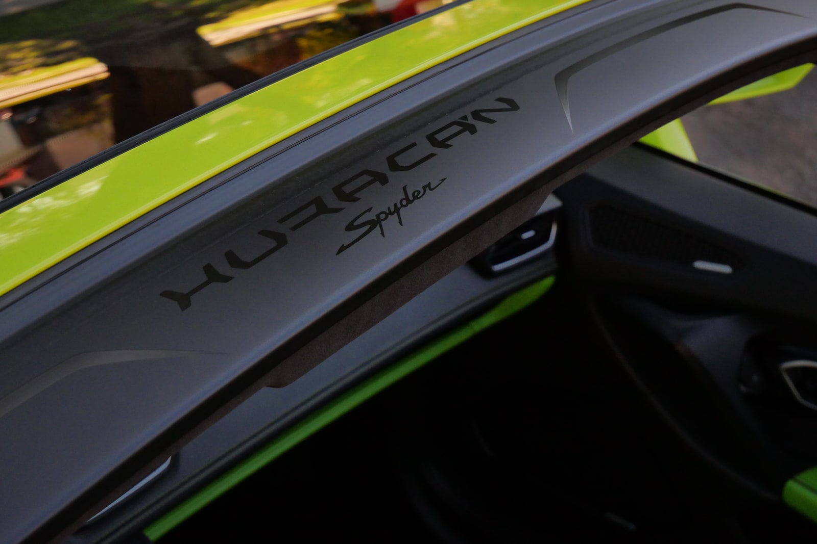 HURACÁN Spyder script embossed behind the seats of the green Lamborghini