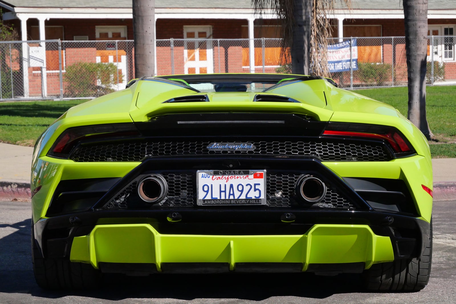 Rear of the green Huracán Evo Spyder with its diffuser and twin exhausts