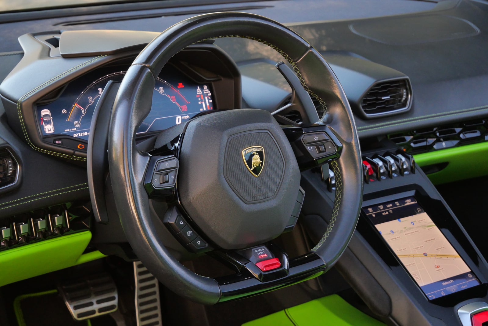 Steering wheel and digital instrument display of the Huracán Evo Spyder