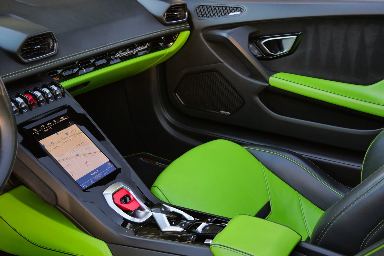 Centre console of the Huracán Evo Spyder with the red flip cover over the start button