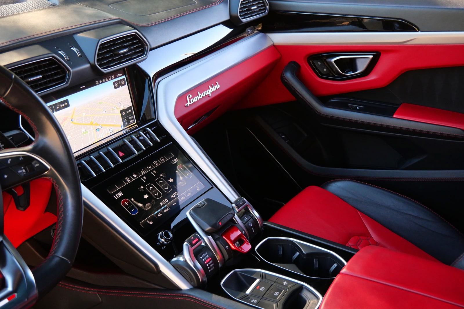Centre console of the Urus with red leather seats either side