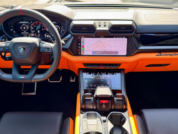 The new cockpit of the Lamborghini Urus SE