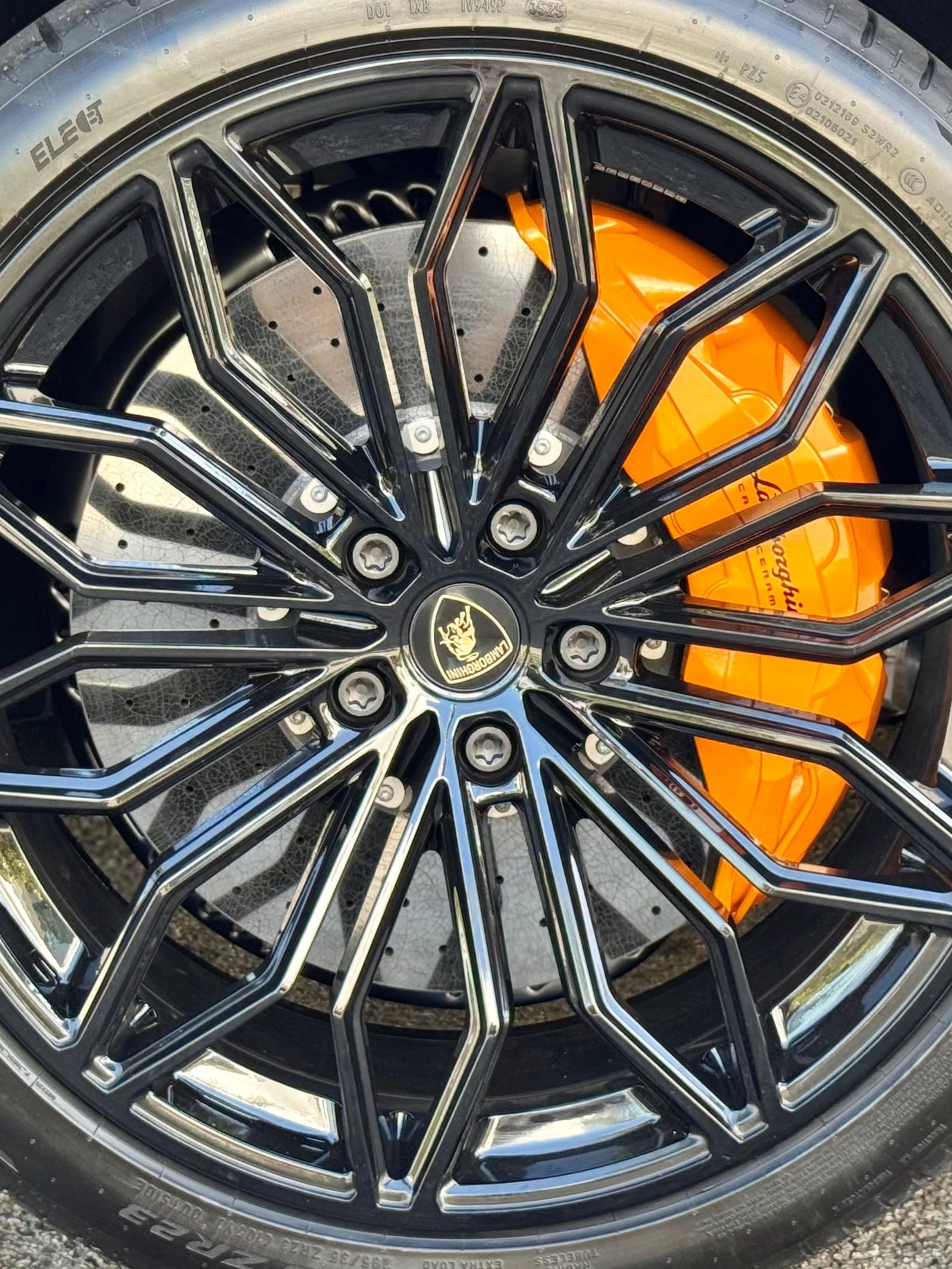 Black wheel and orange brake caliper on the grey Lamborghini Urus SE