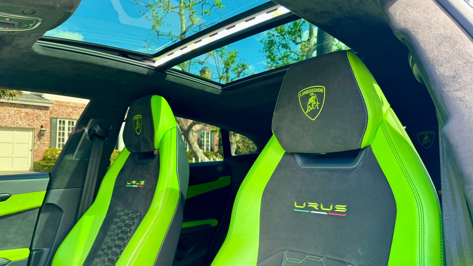 Green leather and black Alcantara front seat with URUS embroidered in the Lamborghini Urus