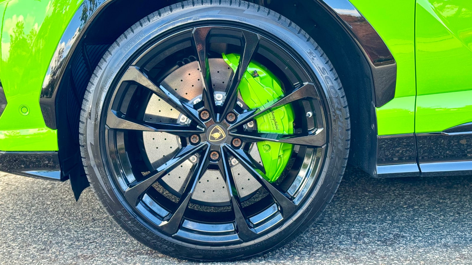 Black wheel and green brake caliper on the Verde Mantis Lamborghini Urus