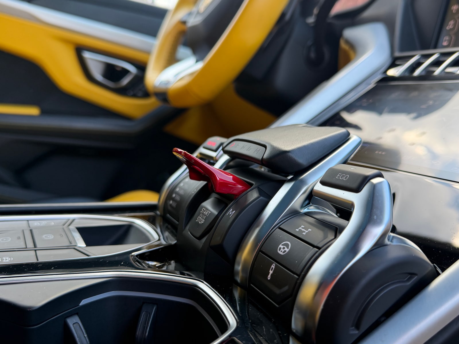 Centre console of the Urus with the red starter cover and the ANIMA lever