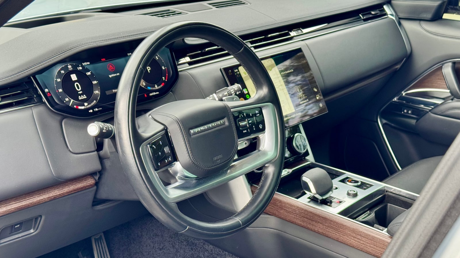 Steering wheel and wood-trimmed dashboard of the Range Rover