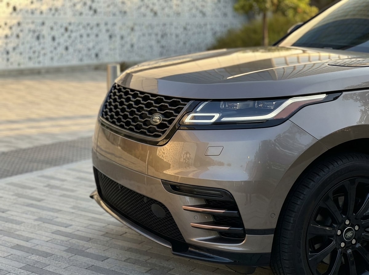 Honeycomb grille and slim headlamp of the bronze Range Rover Velar