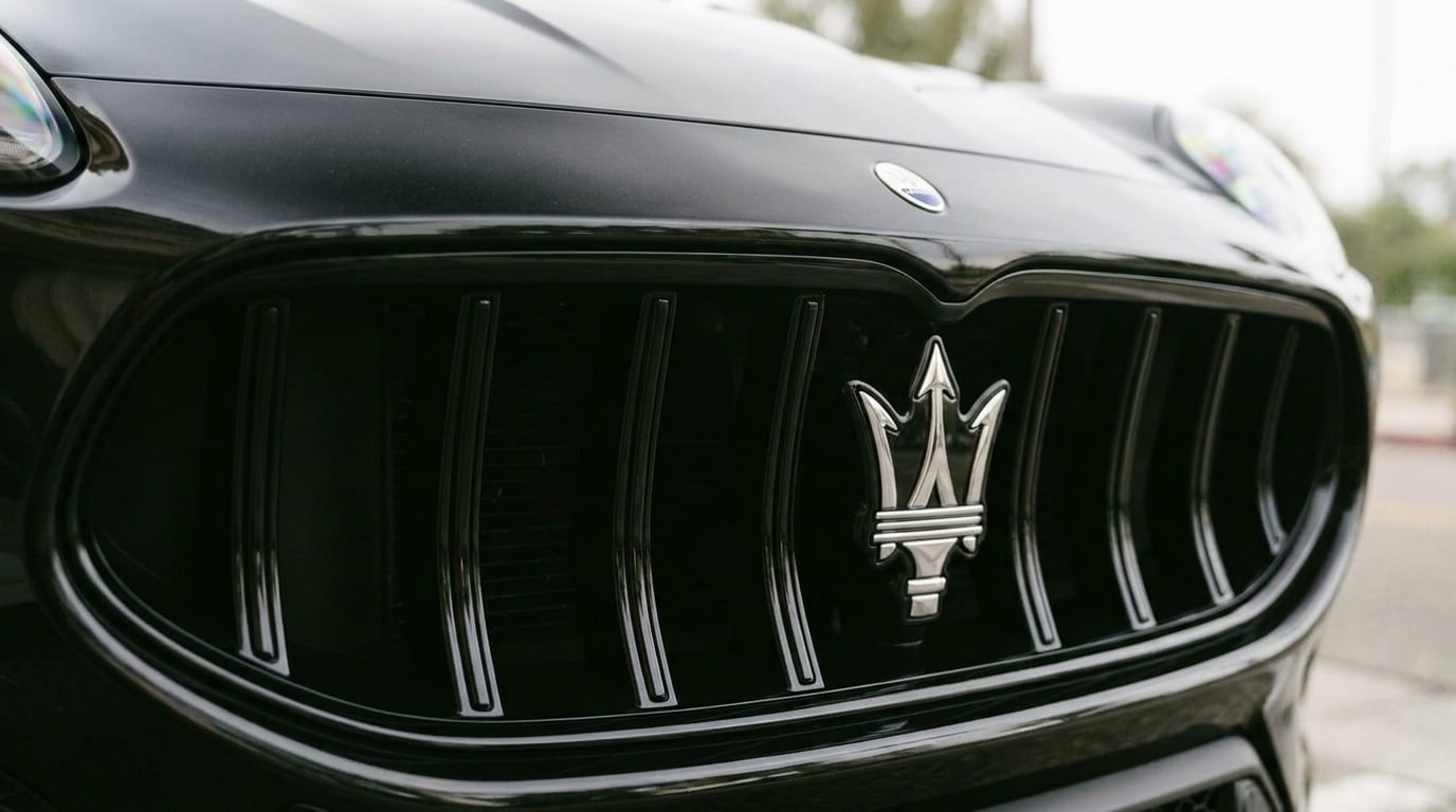 Maserati trident badge at the centre of the Grecale grille