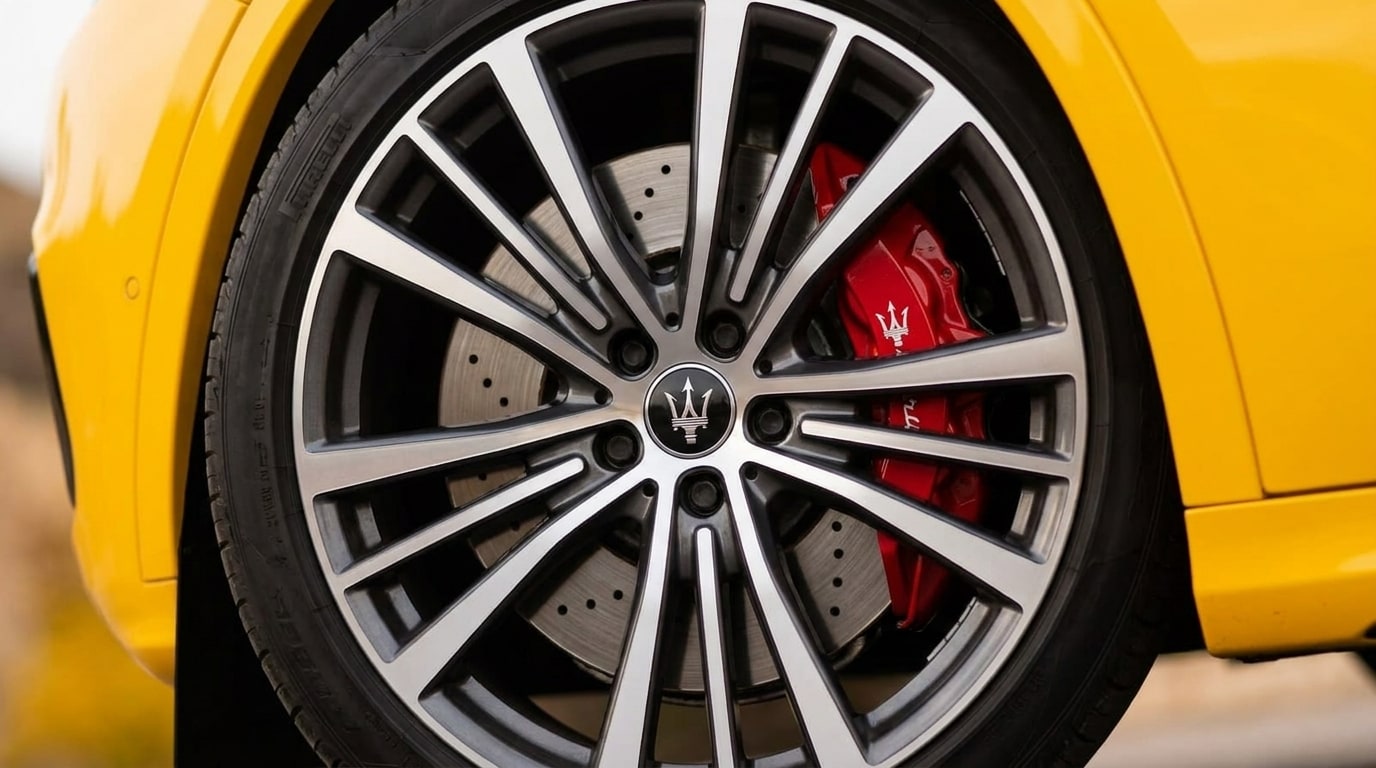 Red brake caliper behind the spokes of the Maserati Grecale Trofeo 21-inch wheel